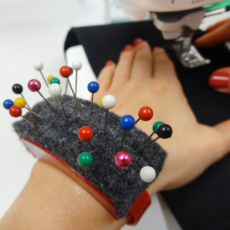 Cargue la imagen en el visor de la galería, 703|Dritz Wrist Felt Pin Cushion, Red