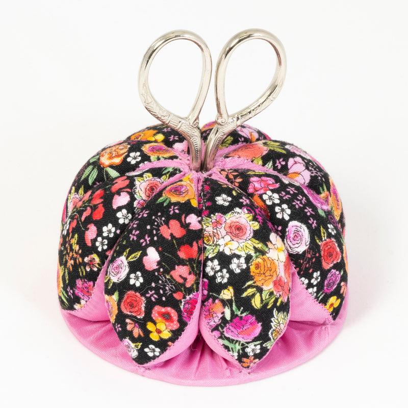 Load image into Gallery viewer, Z00268-22|Dritz Pin Cushion with Scissors, Black Floral