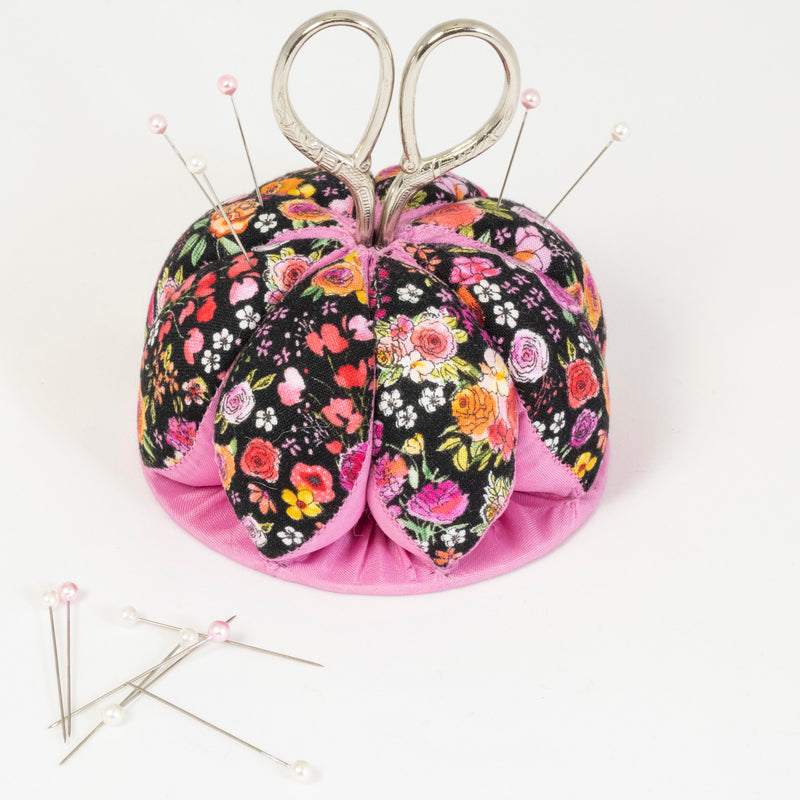 Load image into Gallery viewer, Z00268-22|Dritz Pin Cushion with Scissors, Black Floral
