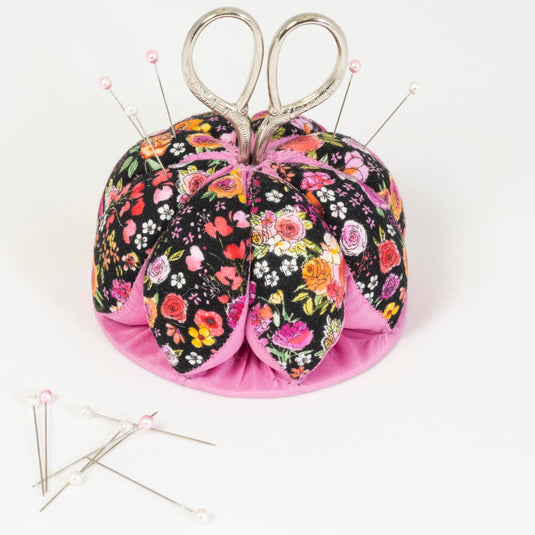 Z00268-22|Dritz Pin Cushion with Scissors, Black Floral